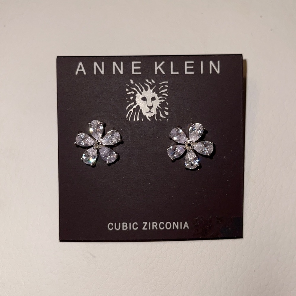 Flower studs